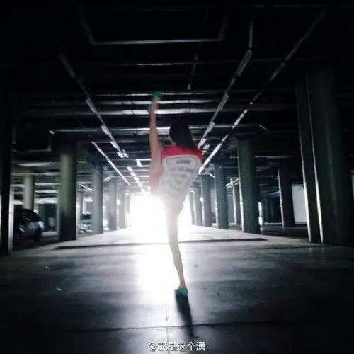 一字马女生的照片 - 微相册