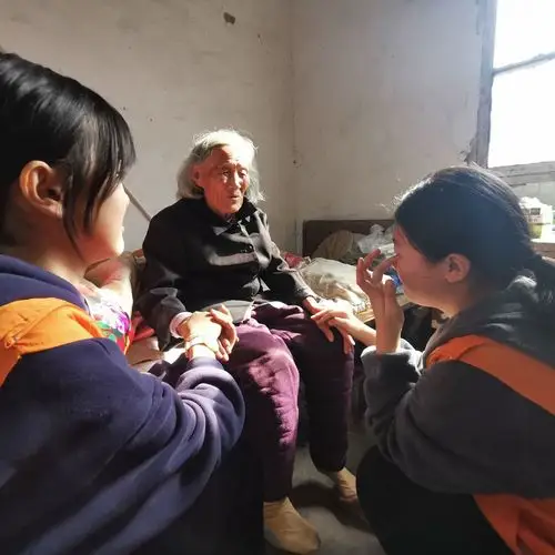 敬老爱老 情暖重阳--阜阳市第十二中学志愿者走进三塔集镇敬老院开展