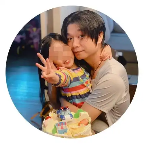 他18日分享老婆生产的喜讯,夫妻俩迎来双胞胎女儿诞生,升格成为三宝爸