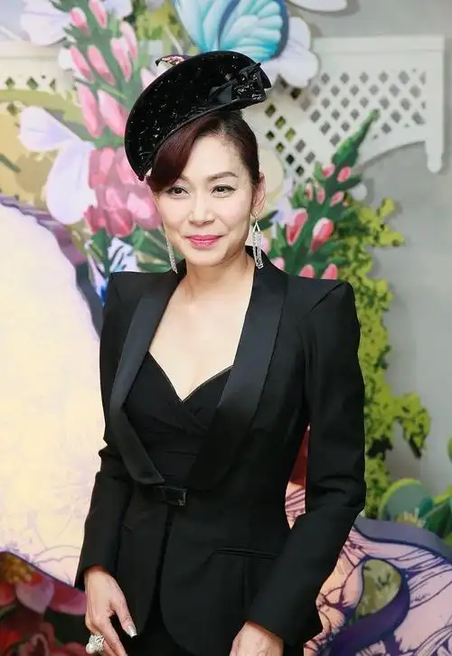 邝美云的气质也太好了,虽然眼角有皱纹,但穿西装气场可挺强的|妆容