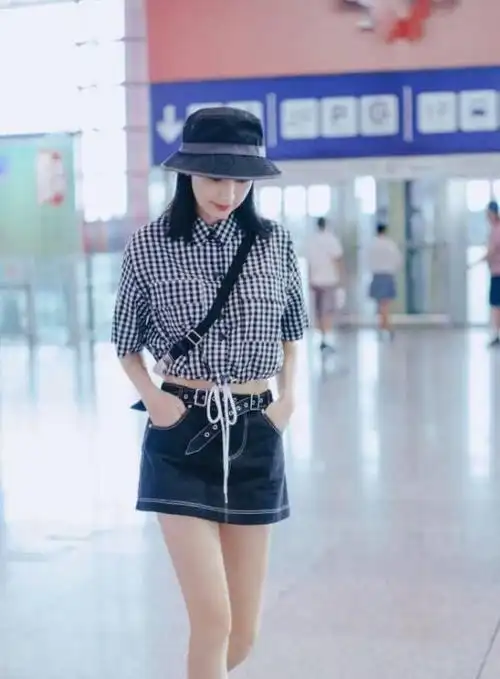 35岁张俪穿香芋紫毛衣拍照温柔又优雅状态不输少女