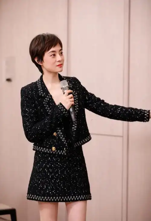 莞尔一笑的孙俪既松弛又自信,飘逸感十足的碎发刘海为整体造型平添了