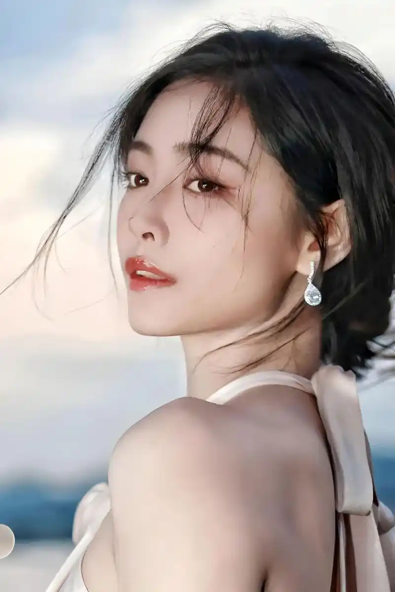 许佳琪身着挂脖玫瑰装饰开叉连衣裙,在晚霞的映衬下拍摄了一组唯美