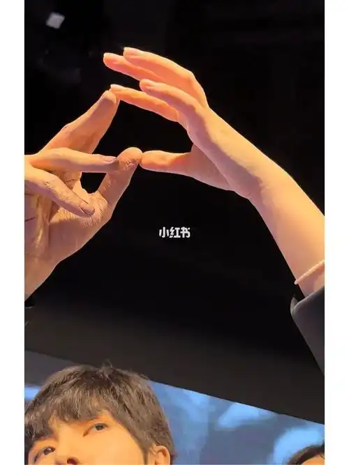 好喜欢这个角度的比心华晨宇