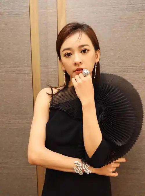 陈意涵换风格了,黑色扇子礼服配红唇好有范儿,不要太有魅力了_look