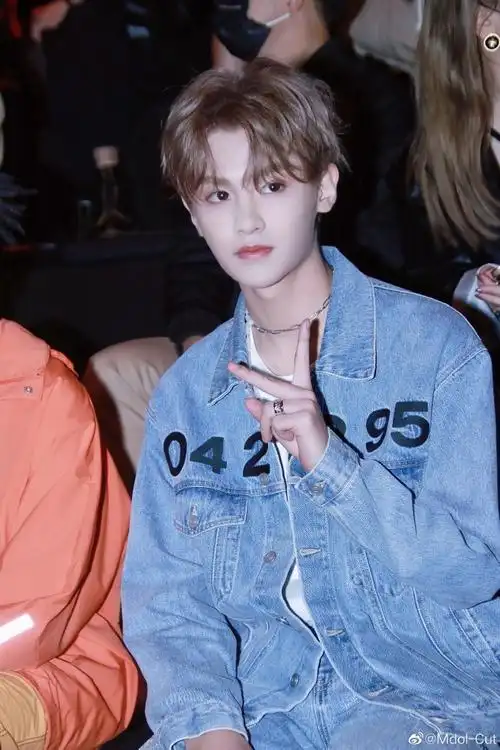 m-news##黄明昊秀场生图