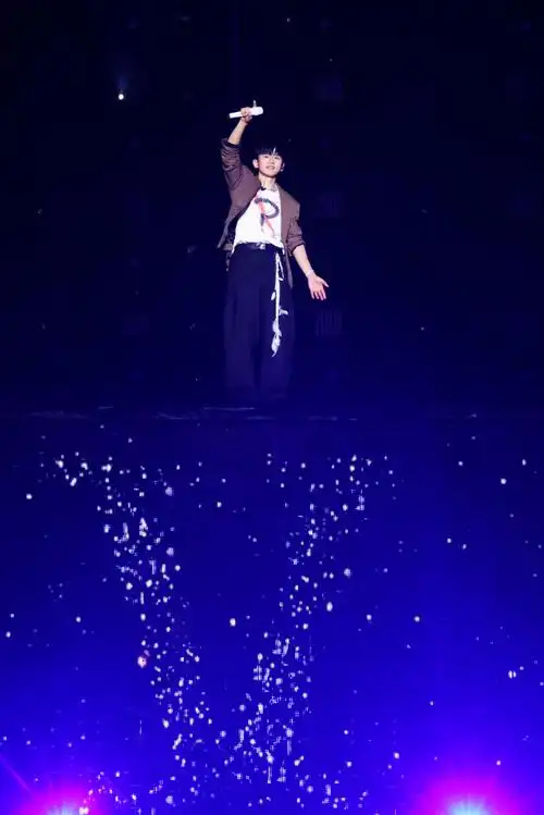 星辰繁密,宇宙无垠,再美的天地都比不过,更美的蔚蓝色星海.