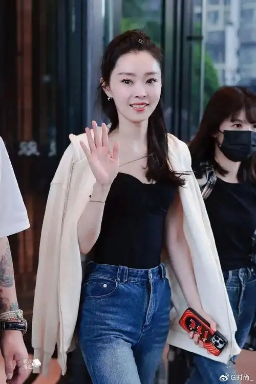 宋轶带火了"简约显贵"穿搭:黑色短外套 牛仔裤,高级又洋气