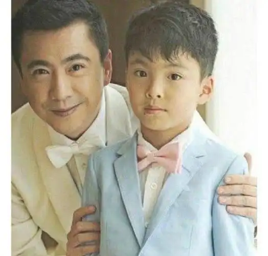 王中磊14岁儿子聚会!美女如云他却穿衣朴素,胡子拉碴太像大叔