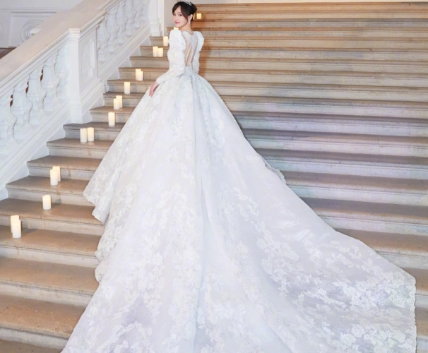 唐嫣婚纱照曝光,头纱用10万颗珠片手工串联,耗时近5千个小时!