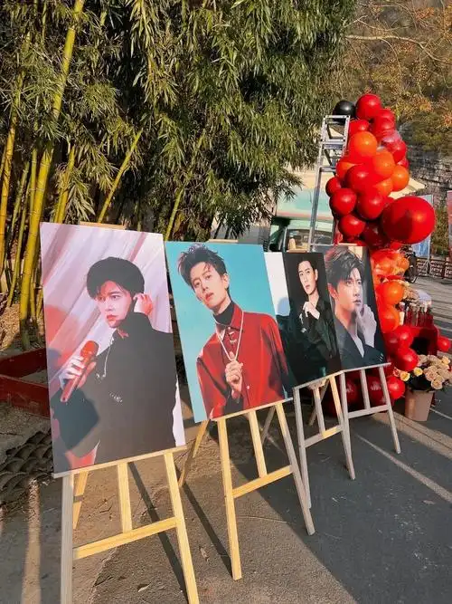 任嘉伦杀青现场有凤凰无人机应援 招财猫应援礼包发放,有一望无 - 抖