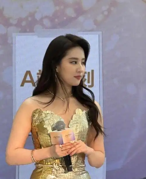 刘亦菲近照生图曝光,脸部圆润身材丰腴身形发福,手臂粗壮很真实