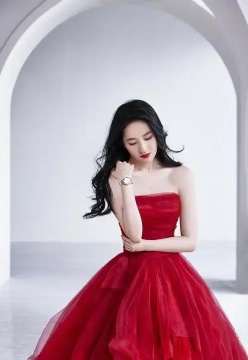 刘亦菲连换三套礼服广告变成了换装秀网友直呼有创意