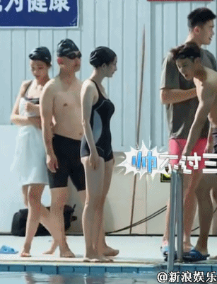 杨幂泳装戏水身材火辣 上围傲人皮肤白嫩