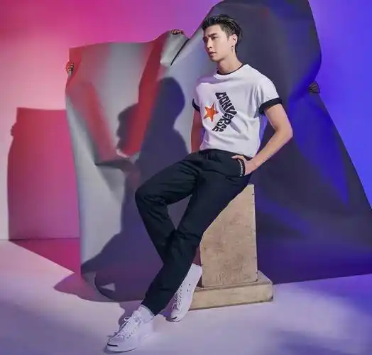 张艺兴身穿ck脚踩匡威!