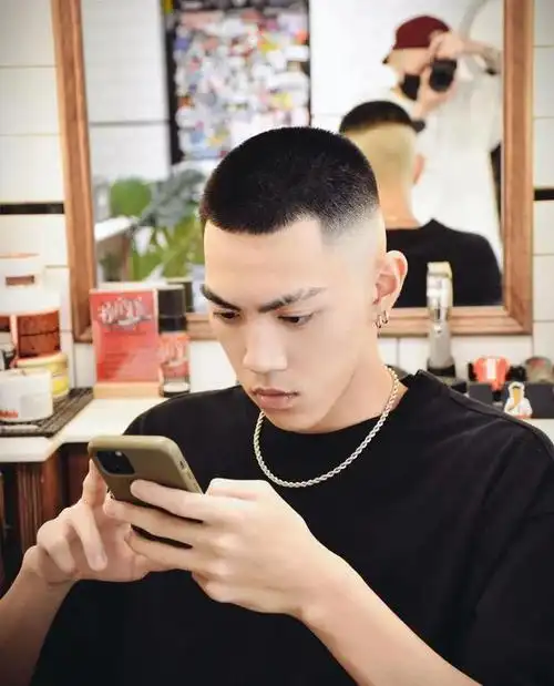 男生两边剃短发型超帅气2024年剪这三款尽显潮男范
