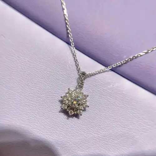 周大福钻石吊坠