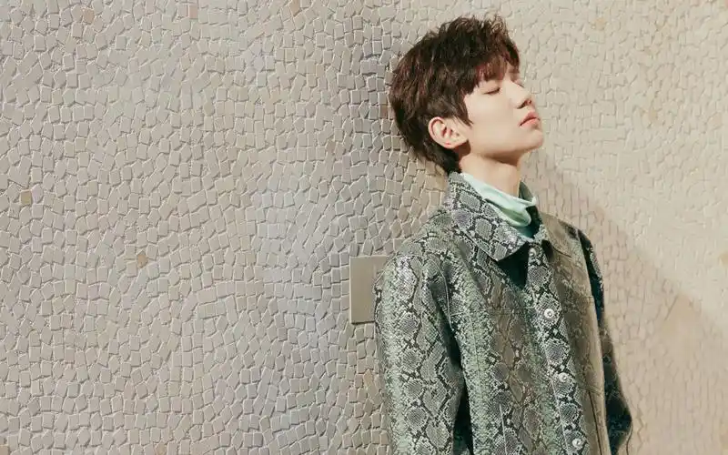 王源巴黎时装周帅气图片桌面壁纸