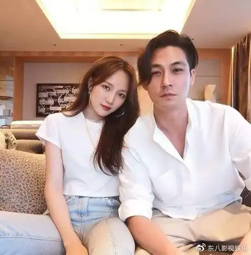 萧亚轩因被狗咬伤,萧亚轩在社交平台上晒出自己与男友的合影