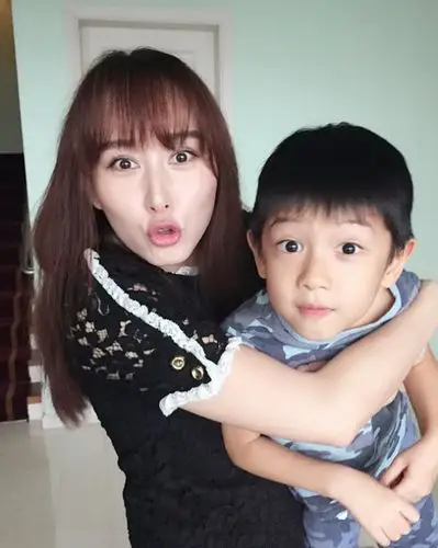 胡静抱儿子出镜 小正太颜值爆表