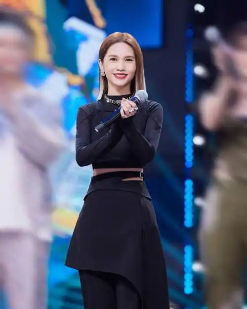 杨丞琳《沸腾校园》一刀切短发造型写真 秀性感小蛮腰笑容治愈_杨丞琳