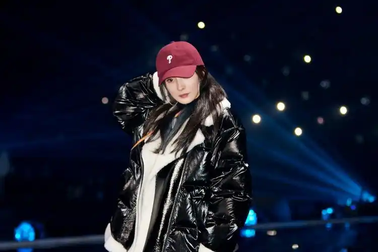 杨幂湖南卫视跨年彩排照 认真彩排的小狐狸!