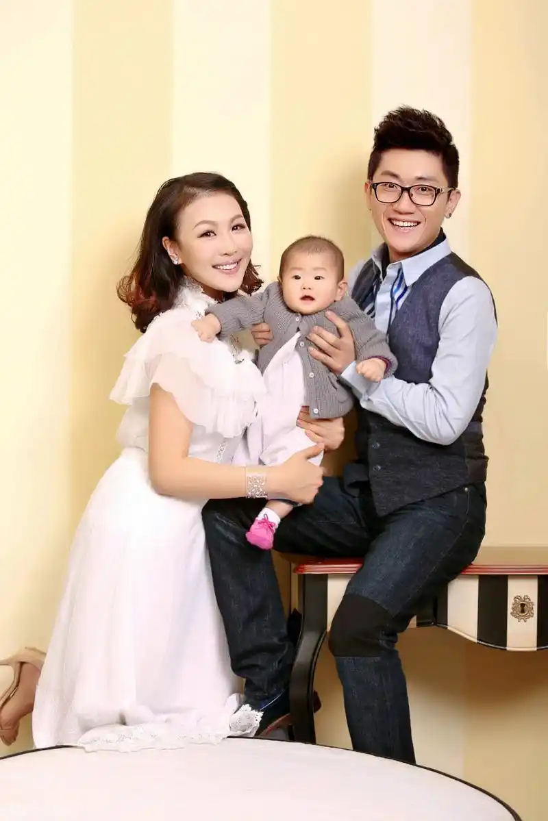 金志文携妻女登封面全家福温情迎新年
