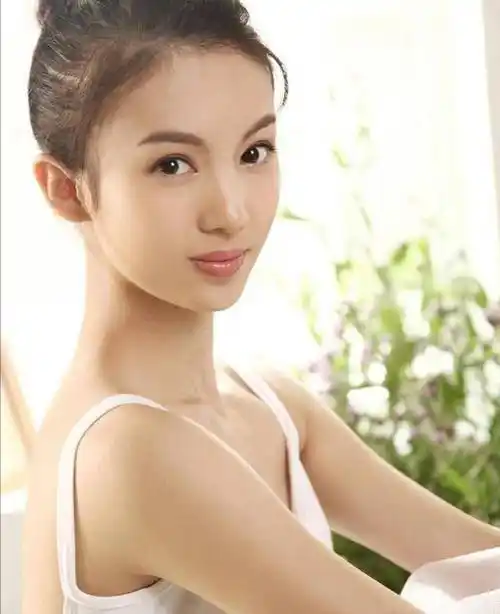 原创金晨19岁旧照曝光脸庞圆润鼻子大与31岁的脸瘦嘴歪大有不同