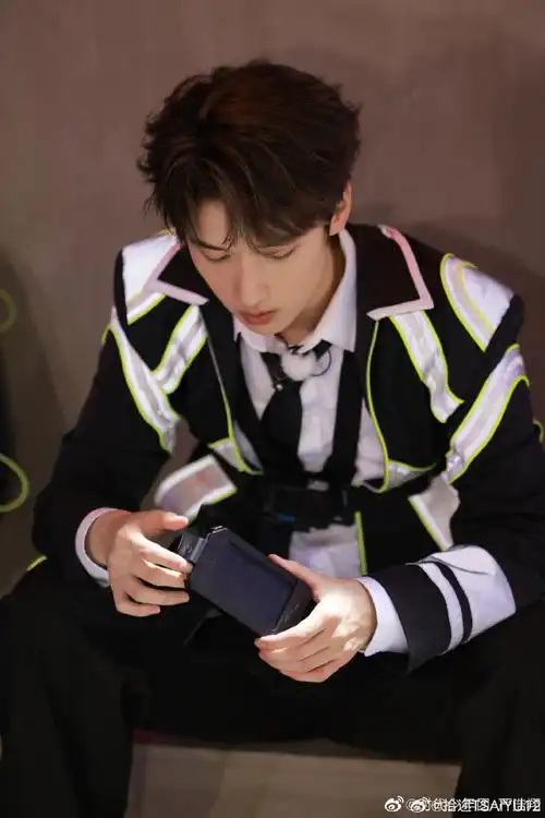 帅气的反转超成功期待小严的更多百变造型#严浩翔极限挑战##极限挑战