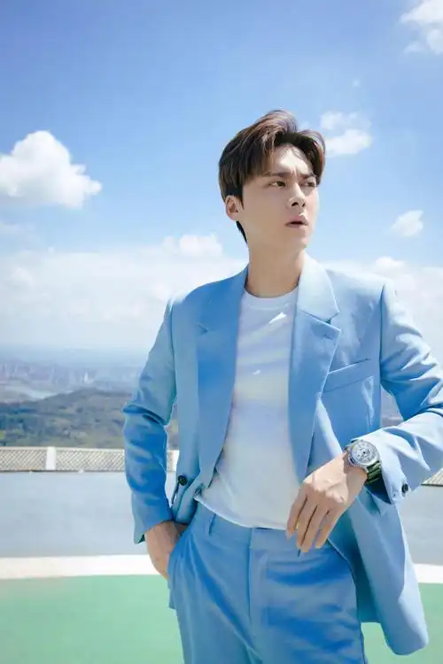 李易峰身着蓝色西服套装造型帅气十足