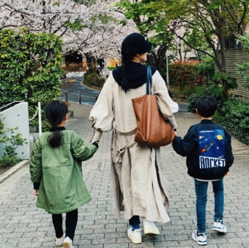 她经常带着儿女出门,看着三人的背影,明显就能看出非凡的气质,幸好这