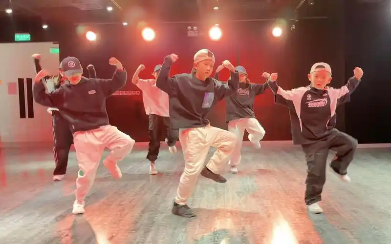 学街舞的小孩真的帅韦建老师的酷帅小战士