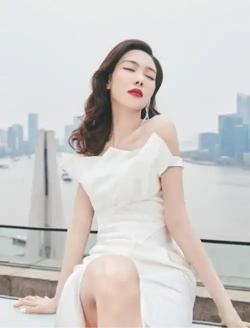 王霏霏穿一袭白裙气质好优雅,开叉礼服大秀长腿,小蛮腰更是吸晴