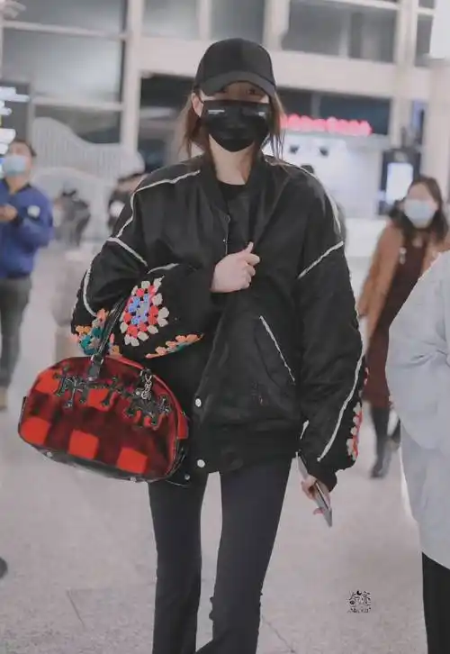 要说九五后小花中,最有发展潜力的莫属关晓彤,其他几位蒋依依,宋祖儿