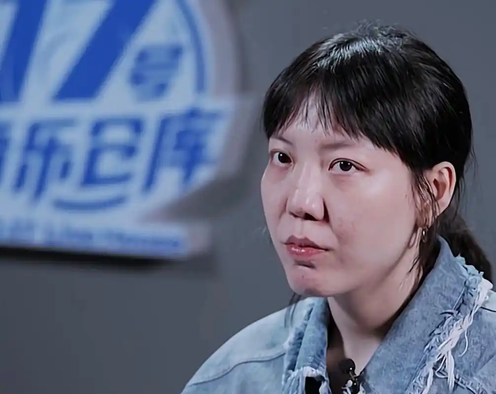 脂粉尽去,吴莫愁的脸从霸气凌厉前卫变得温柔亲切.