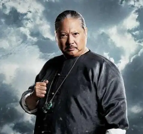 64岁洪金宝的三个儿子近照,都是同一个老爸养得命运却大不同