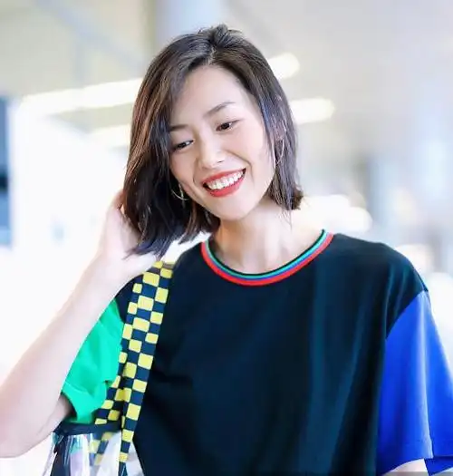 短发的刘雯玩回眸杀,穿一款撞色的运动款连衣裙,撩人于无形