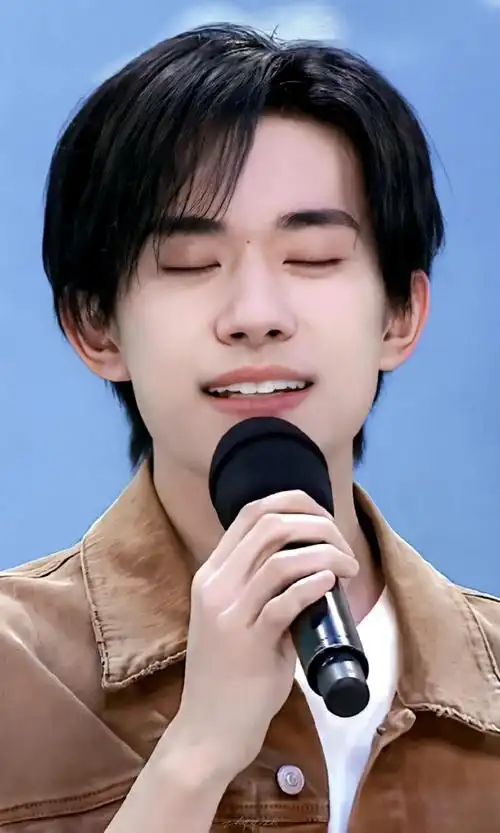 易烊千玺央视牌微笑好甜好可爱#易烊千玺龙年新春祝福##易烊千玺电影