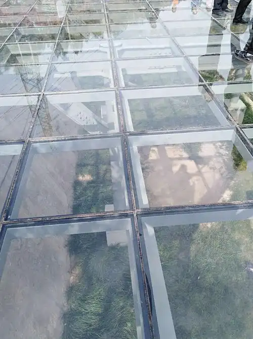 兰山栈道上的玻璃观景平台