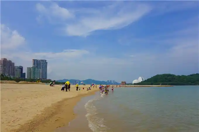 珠海这个沙滩长几百米, 环境一般, 夏天游客还不少