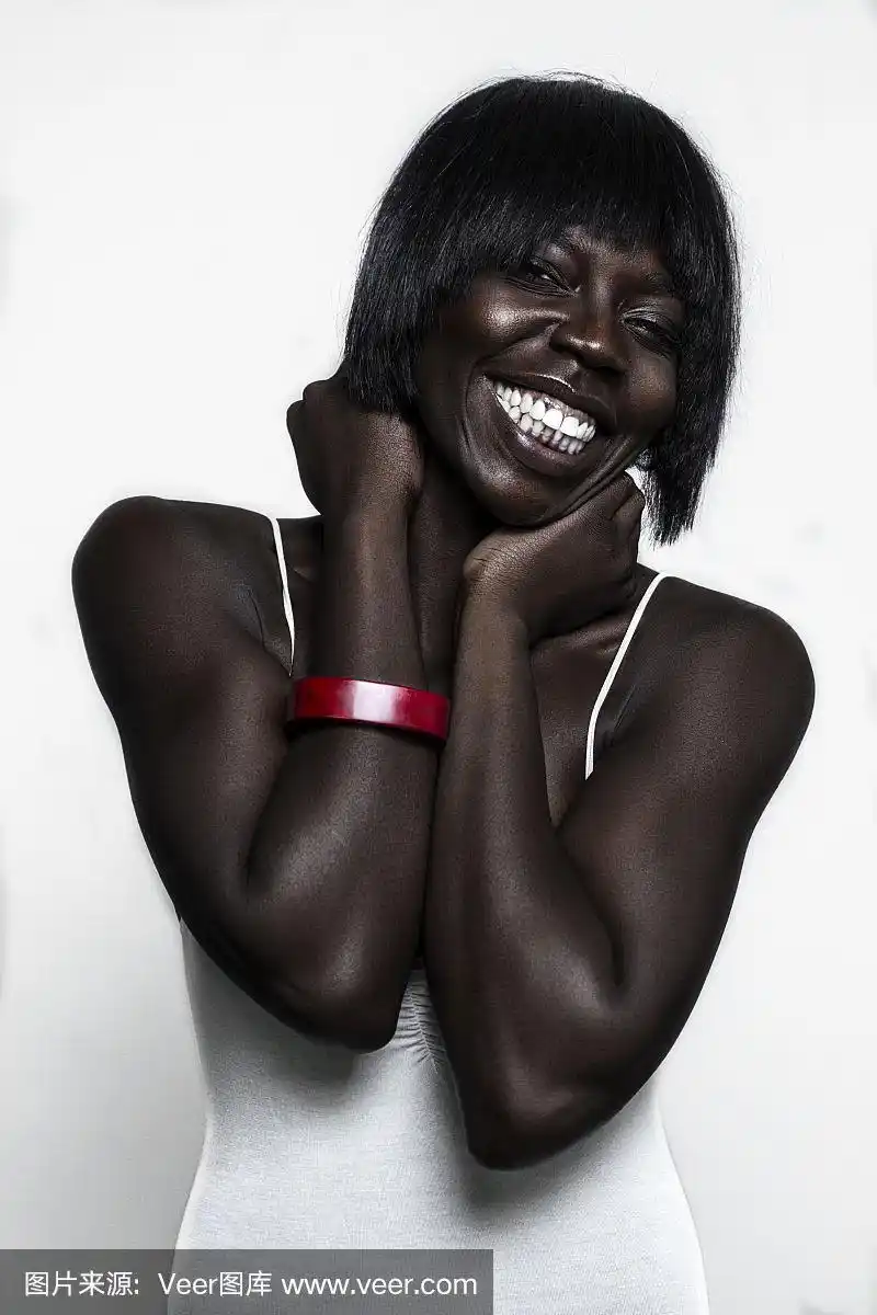 非洲黑人年轻性感的时装模特微笑大笑