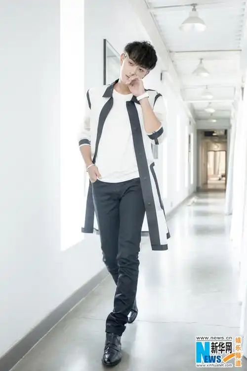 黄子韬宣传花絮照曝光 随性侧拍赢回颜值