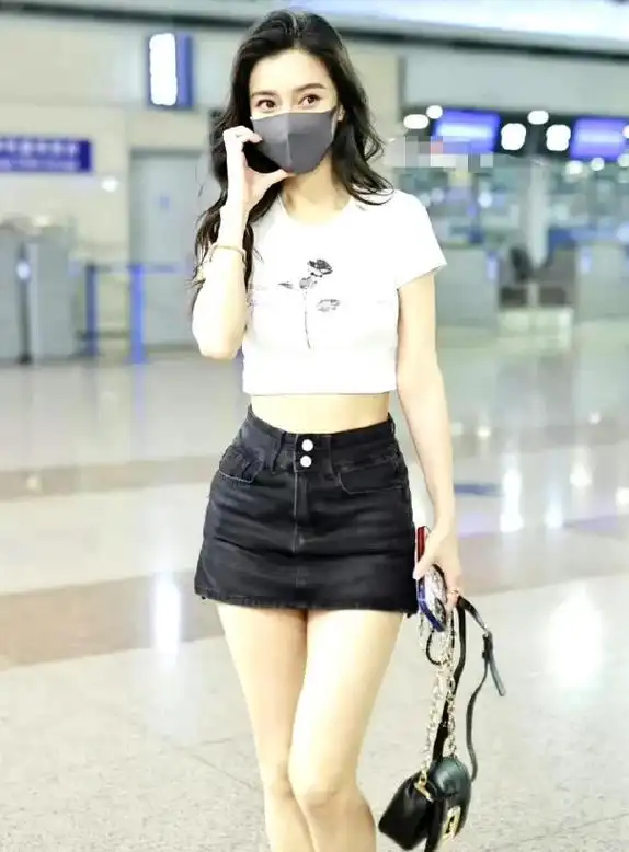 baby带儿子巴黎看秀,6岁小海绵正面照曝光,锅盖发型脚穿万元鞋