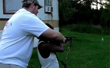 后坐力开枪笑喷逗比gif动图_动态图_表情包下载_soogif