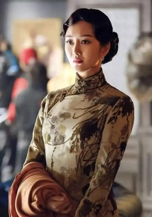 比如,《伪装者》中身穿墨绿色旗袍的这套造型.