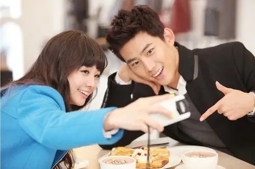 求一张玉泽演鬼鬼拍我结时的一张照片,是两个人再自拍合照,泽演还摆了