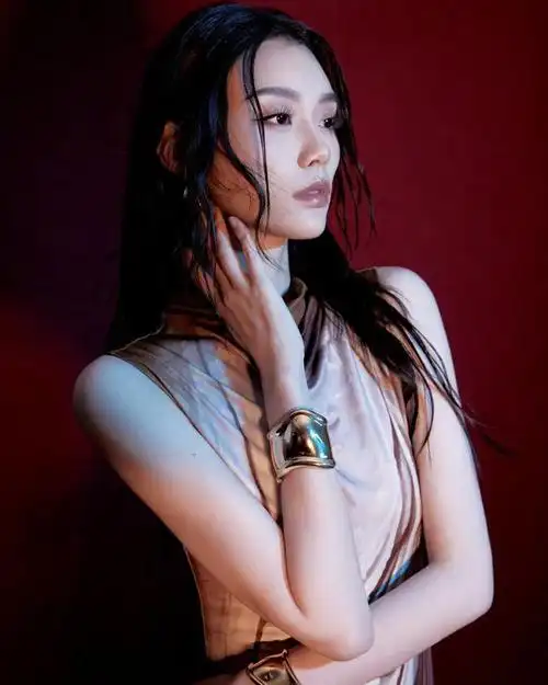 奚梦瑶亮相vogue盛典,像极了刚上岸的美人鱼|红毯|模特|vogue_网易