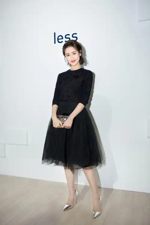 袁冰妍亮相品牌活动 温婉简约不失可爱个性