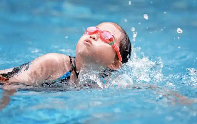 教了十多年游泳国家一级运动员解答小孩学游泳几岁开始好多久能学会