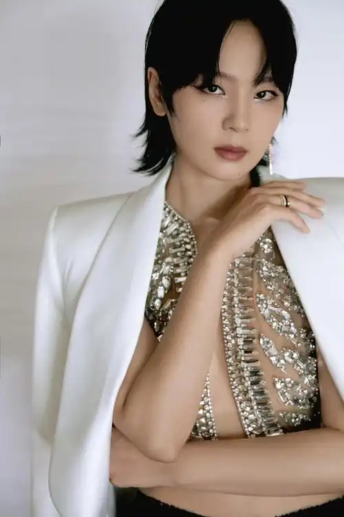 周笔畅的时尚大片点开吓一跳,还以为她变男的了,好在看侧面还是有点的